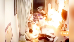 Video: Nhân viên spa châm cồn làm lửa bùng cháy, khách hàng hoảng loạn tháo chạy