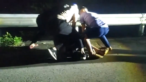 Video: Cảnh sát nổ súng, bắt tội phạm ma túy như phim hành động