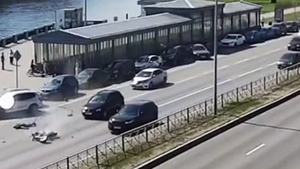 Video: Tông thẳng hàng xe đang đỗ, người lái xe máy văng ra đường