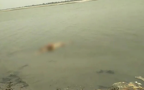 Đến lượt thi thể thiêu dở nghi của bệnh nhân COVID-19 trôi nổi trên sông Hằng