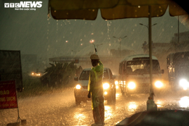 Ảnh: Bất chấp mưa dông, Công an Vĩnh Phúc bám chốt chống dịch không rời