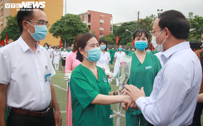 Ảnh: Quảng Ninh chi viện Bắc Giang 200 y, bác sĩ tham gia chống dịch COVID-19