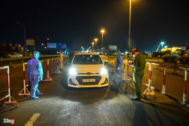 Ảnh: Chốt chặn phòng dịch ở cửa ngõ TP.HCM hoạt động xuyên đêm