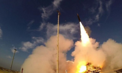 Israel bất ngờ hứng loạt rocket phóng từ Syria