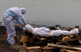 Ấn Độ hỗ trợ tiền để dân không thả thi thể người mắc COVID-19 trôi sông