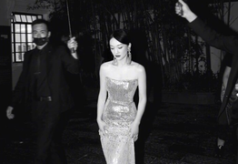 Châu Tấn đẹp mê hoặc khi diện váy bó lấp lánh trong mưa 