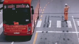 Video: Xúc động hình ảnh chiến sĩ CSGT Bắc Giang chào đoàn y bác sĩ Quảng Ninh