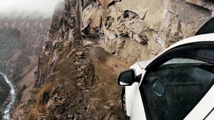 Video: Khám phá cung đường trên vách đá nguy hiểm nhất ở Ấn Độ