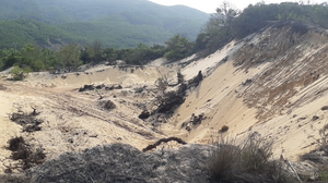 Ảnh: Những đồi cát ven vịnh biển đẹp nhất thế giới ở Huế bị đào bới tan hoang