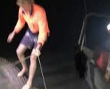 Người đàn ông dùng cá sấu làm 'ván lướt sóng'