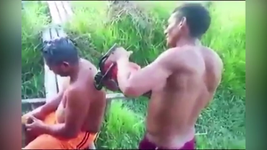 Anh thợ bá đạo cắt tóc bằng máy cưa gỗ