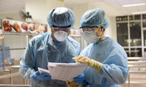 Nam bác sĩ mắc COVID-19 ở Vĩnh Phúc phải thở oxy qua ống thông