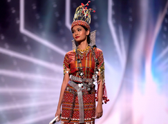 Mất hành lý, Hoa hậu Myanmar vẫn thắng giải Trang phục dân tộc tại Miss Universe