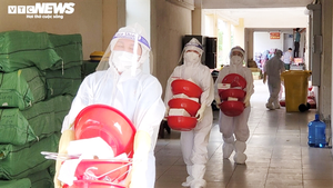 Ảnh: Cuộc sống bên trong khu vực cách ly COVID-19 ở ổ dịch Thuận Thành, Bắc Ninh