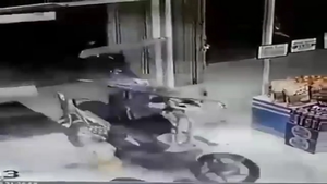 Video: Em bé vặn nhầm tay ga, xe máy tông nát kính siêu thị