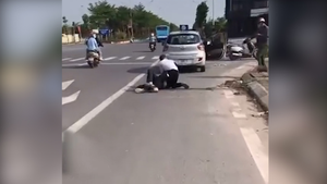 Video: Tài xế taxi vật lộn, khống chế tên cướp mang lệnh truy nã