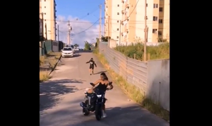 Tên cướp trắng tay khi giật nhầm túi xách gái đẹp