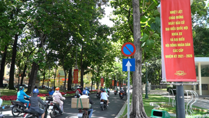 Video: Đường phố TP.HCM rực rỡ sắc đỏ chào mừng ngày bầu cử 