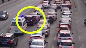 Video: Cảm động bé gái chạy bộ nhắc từng ô tô, mở đường cho xe cứu thương