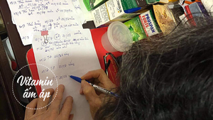 Cụ bà U90 miệt mài chép tin thời tiết mỗi ngày để soạn quần áo cho chồng