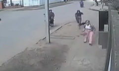 Cô gái nhanh trí làm tên cướp bất lực