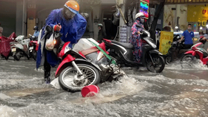 Video: Mưa lớn ở TP Thủ Đức, nước chảy xiết quật ngã người đi đường