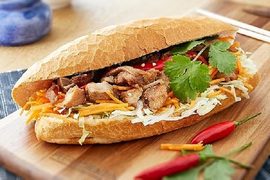 Ăn bánh mì, 26 người ở Quảng Ngãi nhập viện cấp cứu