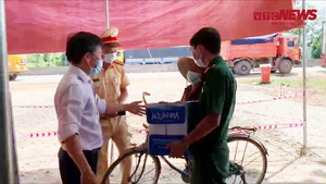 Video: Cụ bà 87 tuổi đạp xe mang cam, nước suối tiếp viện chốt chống dịch ở Huế