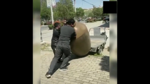 Hai anh chàng hậu đậu làm vỡ chiếc bình khổng lồ