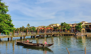 Ảnh: Phố cổ Hội An vắng lặng như tờ, hàng quán, điểm tham quan cửa đóng then cài