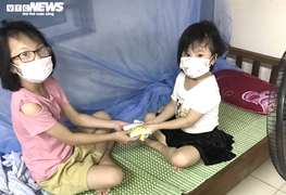 Bố là bệnh nhân COVID-19 vừa qua đời, hai con nhỏ tự chăm nhau trong khu cách ly