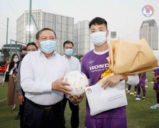 Bộ trưởng Bộ VH-TT&DL động viên tuyển Việt Nam và U22 Việt Nam 