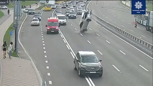 Video: Xe hơi lật nghiêng, tài xế trốn kiểm tra nồng độ cồn, đổ lỗi cho vợ