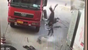 Video: Lốp ô tô phát nổ hất văng người đàn ông lên không trung