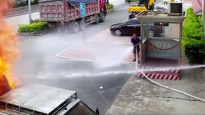 Video: Tài xế lái xe đang bốc cháy tới trạm cứu hoả cầu cứu