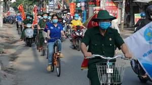 Video: Đạp xe, phát loa tuyên truyền ngày bầu cử ở TP.HCM
