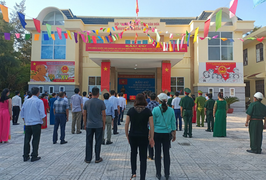 Ảnh: Những cử tri đầu tiên trên huyện đảo Bạch Long Vỹ đi bỏ phiếu