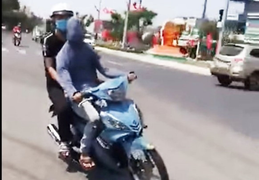 Xử phạt nam thanh niên bịt kín mắt rồi chạy xe máy cho ‘ngầu’