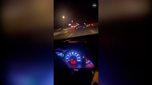 Video: Đâm phải lốp trên đường, xe hơi lộn nhiều vòng 