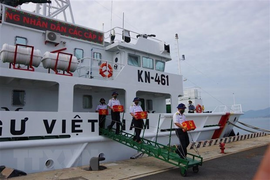 Hòm phiếu bầu cử sớm ở Trường Sa về đến đất liền