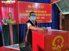 Ảnh: Đồng bào Tây Nguyên diện trang phục truyền thống đi bỏ phiếu bầu cử 