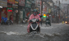 Ảnh: Mưa lớn ở TP.HCM, chợ Thủ Đức ngập trong biển nước