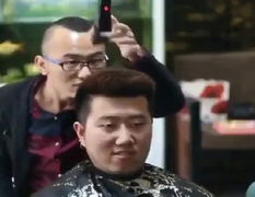 Khách mất cả mảng tóc vì 'sáng tạo' của thợ