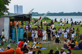 Phạt 17,5 triệu đồng chủ quán để khách tụ tập đông nghịt ở bãi đá sông Hồng