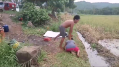 Cậu bé lấm lem vì bị bạn chơi khăm