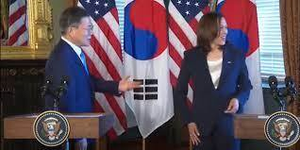 Phó Tổng thống Mỹ chùi tay sau khi bắt tay Tổng thống Hàn Quốc