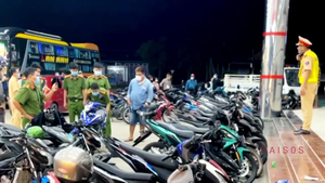 Video: Công an mật phục bắt nhóm quái xế mở đường đua, gây náo loạn cây xăng 