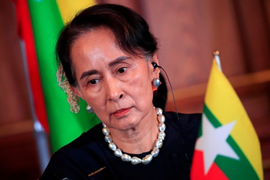 Bà Suu Kyi lần đầu xuất hiện kể từ sau đảo chính