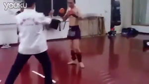 Video: Võ sĩ Muay Thái bị môn đồ Vịnh Xuân Quyền đánh bỏ chạy