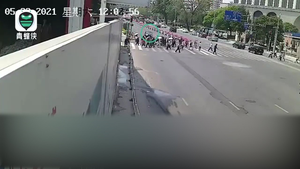 Video: Xe BMW vượt đèn đỏ, tông văng nhiều người lên không trung